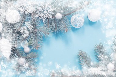 Mavi kağıt arka planda Noel süslemeleri 