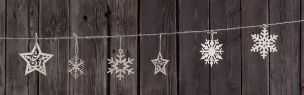 Dřevěný vánoční docorations na tmavém pozadí — Stock fotografie