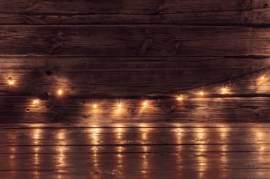 Tahta bir yüzeyde sarı ampullü elektrik çelengi, Ch