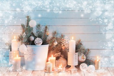 Mavi ahşap arka planda beyaz Noel süslemeleri 