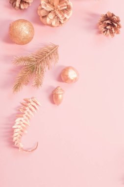 Altın ve pembe renklerle güzel modern Noel arkaplanı