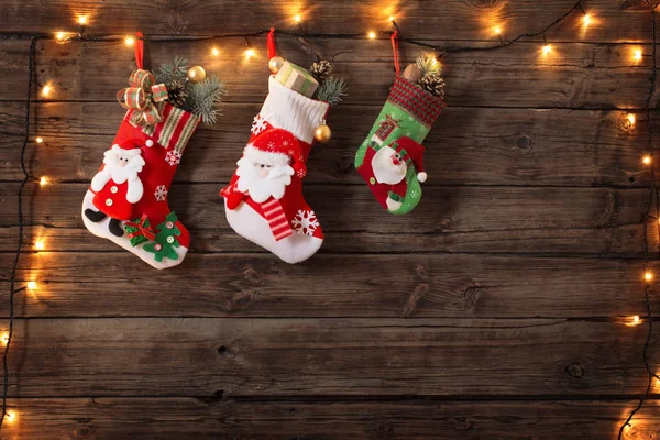 Jul strumpa med gåvor hängande på mörka gamla trä backgro — Stockfoto
