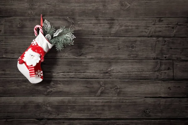 Jul strumpa med gåvor hängande på mörka gamla trä backgro — Stockfoto