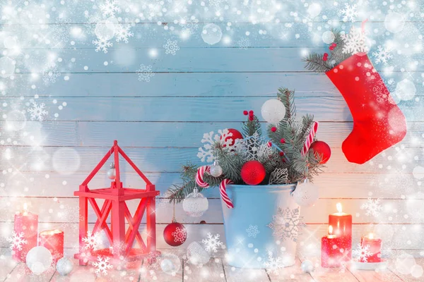 Weihnachtsdekoration mit brennenden Kerzen auf blauem Holzbackstein — Stockfoto