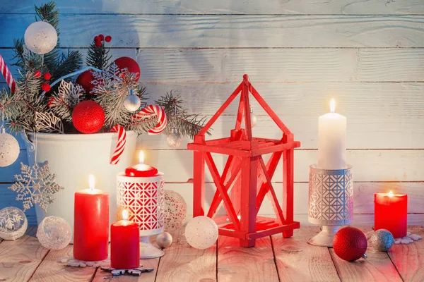 Kerstversiering met brandende kaarsen op blauwe houten ondergrond gr. — Stockfoto