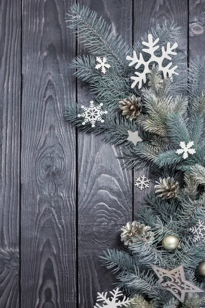 Tannenzweige mit Weihnachtsdekor auf altem dunklen Holzgrund — Stockfoto