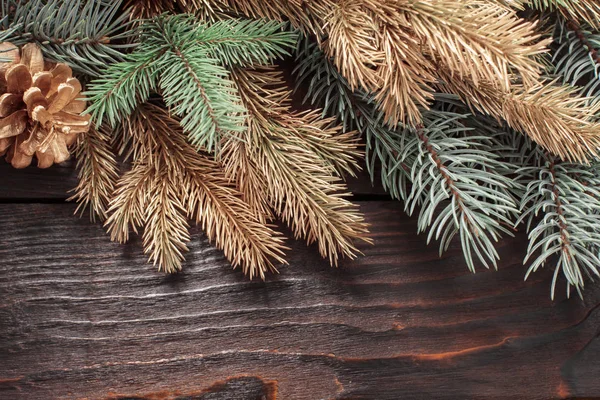 Rami di abete di Natale su vecchio sfondo di legno scuro — Foto Stock