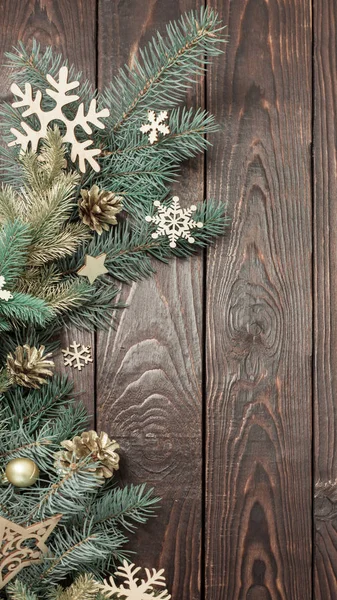 古い暗い木製の背景にクリスマスの装飾とモミの枝 — ストック写真