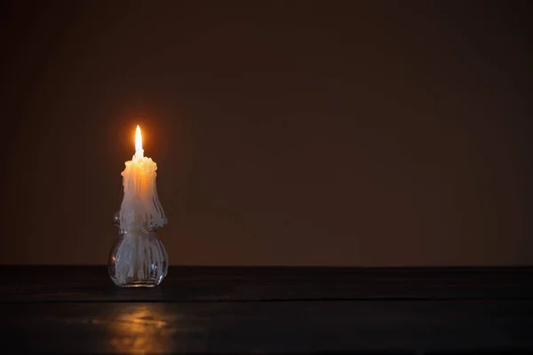 Bougie allumée en verre chandelier en forme d'arbre de Noël — Photo