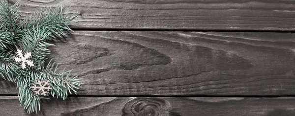 Gałązki jodły z wystrojem świątecznym na starym ciemnym drewnianym tle — Zdjęcie stockowe