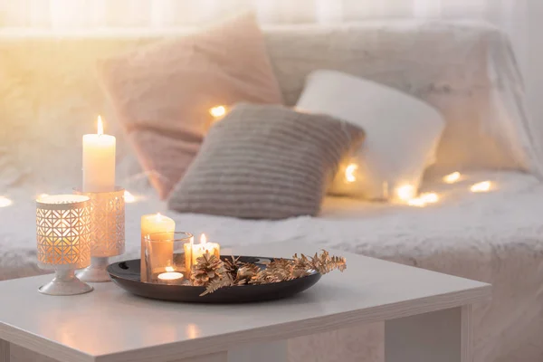 Decoração de Natal com velas em chamas na mesa branca agai — Fotografia de Stock