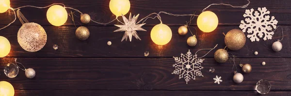 어두운 나무 배경에 불빛이 있는 크리스마스 장식 — 스톡 사진