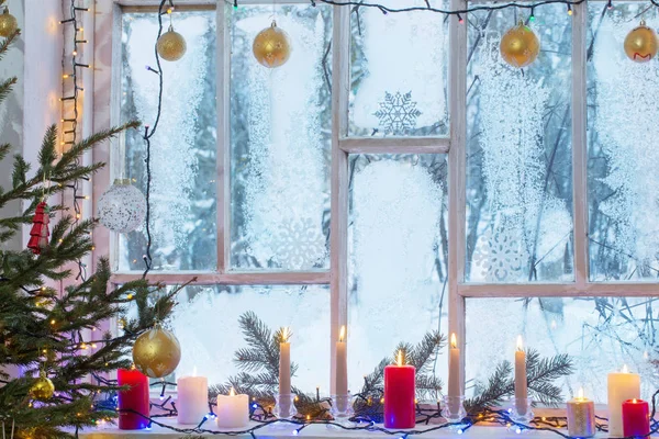 Weihnachtsschmuck an alten Holzfenstern — Stockfoto