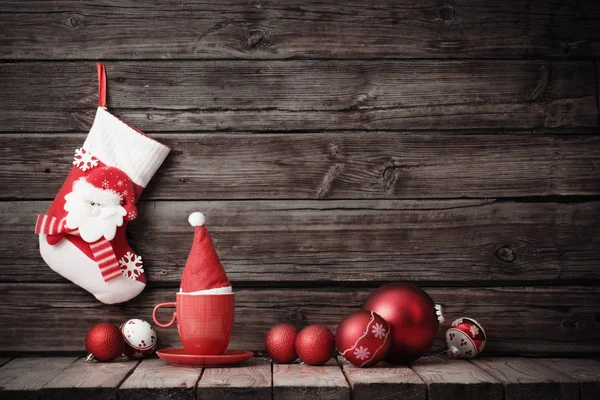 Eski ahşap arka planda Noel kırmızı ve beyaz dekoru — Stok fotoğraf