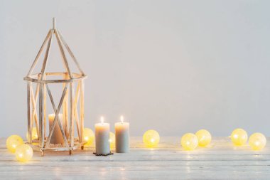 Arka plandaki Noel süslemeleri beyaz duvar