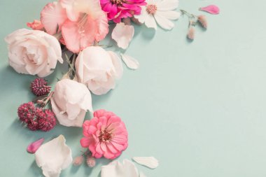 Yeşil kağıt üzerinde yaz çiçekleri