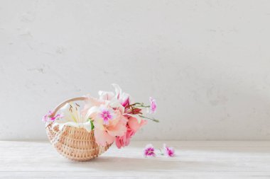 Beyaz arka planda sepetteki yaz çiçekleri 