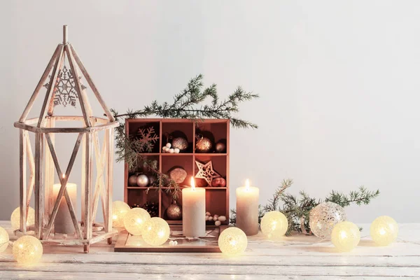 Decoraciones de Navidad en la pared blanca de fondo — Foto de Stock