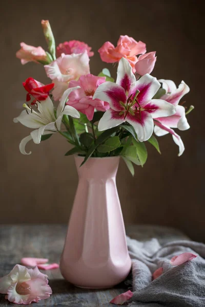 Stillleben mit Sommerblumen in der Vase auf dunklem Hintergrund — Stockfoto