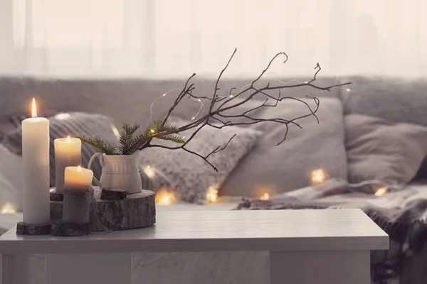 Состав свечей на белом столе на фоне — стоковое фото