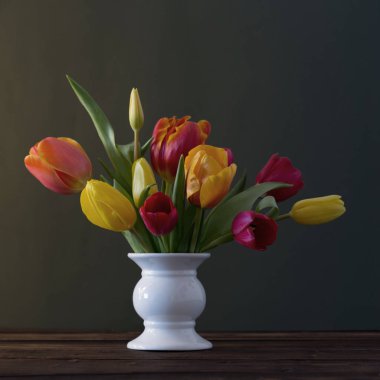 yeşil zemin üzerine vazo içinde güzel Lale