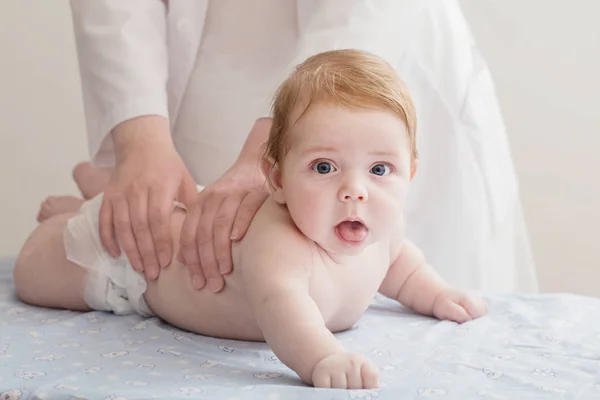 Verpleegster massage voor baby — Stockfoto
