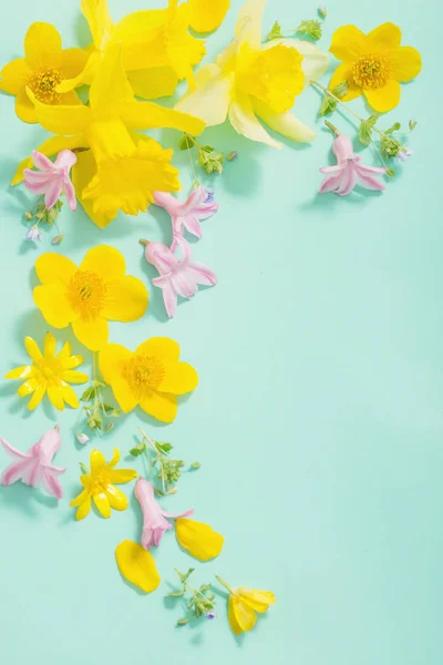Flores de primavera no fundo verde — Fotografia de Stock