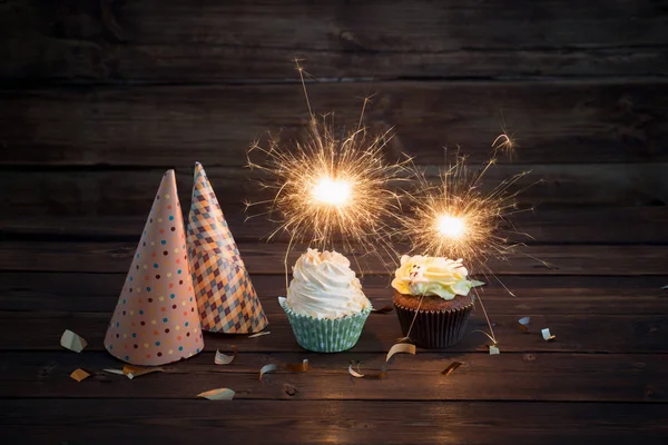 Bolo de aniversário com sparkler no fundo de madeira velha — Fotografia de Stock