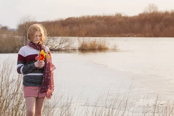 Hermosa adolescente chica con tulipán en fondo primavera río —  Fotos de Stock