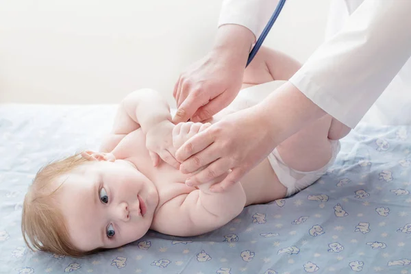 Medico ascolta bambino piccolo con stetoscopio — Foto Stock