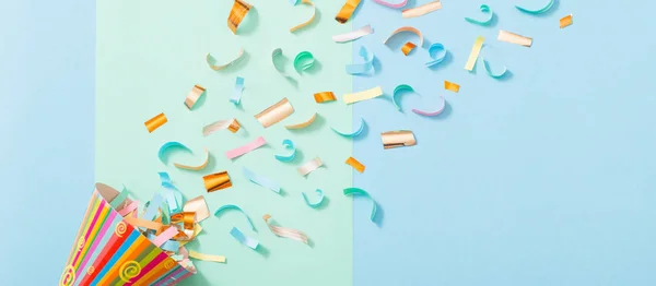 Sombrero de cumpleaños con confeti sobre fondo de papel — Foto de Stock