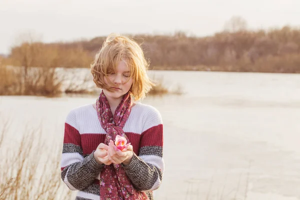 Mooi tiener meisje met tulp op achtergrond lente rivier — Stockfoto
