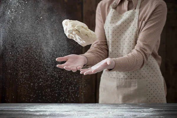 Handen koken deeg op donkere houten achtergrond — Stockfoto