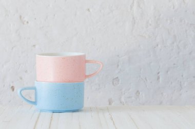 arka plan beyaz duvar üzerinde modern seramik bardak