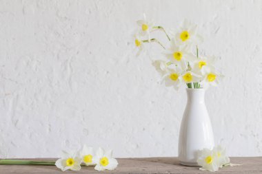 beyaz arka planda beyaz vazo daner