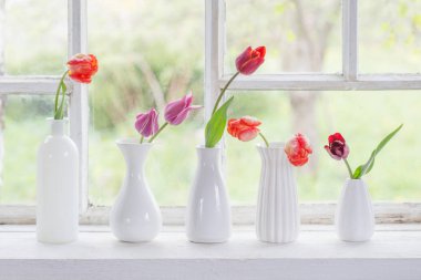 Beyaz vazodaki bahar çiçekleri eski pencere eşiğinde