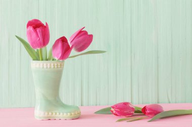 ahşap zemin üzerine vazo içinde Pembe Laleler 