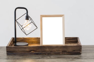 beyaz iç metal siyah lamba ve ahşap çerçeve