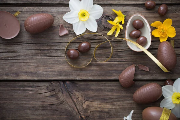 Ovos de chocolate no fundo de madeira escura — Fotografia de Stock
