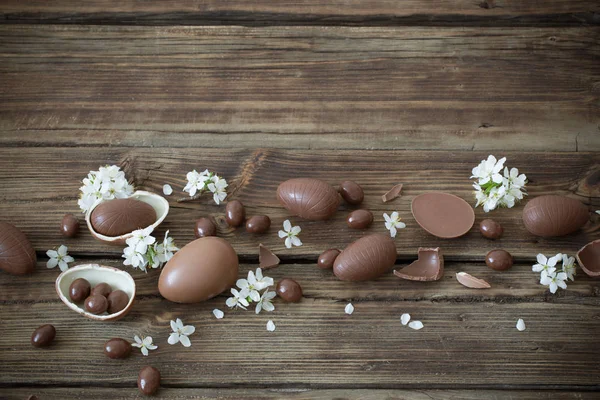Huevos de chocolate sobre fondo de madera oscura — Foto de Stock