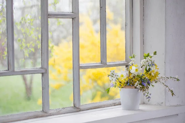 Flores amarillas de primavera en el alféizar de ventana — Foto de Stock