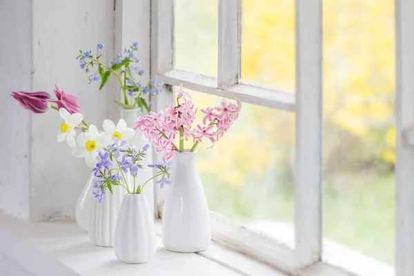 Flores de primavera en jarrón blanco en el viejo alféizar de la ventana —  Fotos de Stock