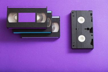 Mor arka planda video kaseti. 