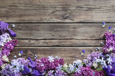 Eski ahşap arka planda bahar çiçekleri