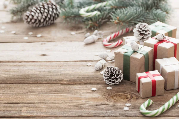 Ramo verde de Natal e presentes no fundo de madeira — Fotografia de Stock