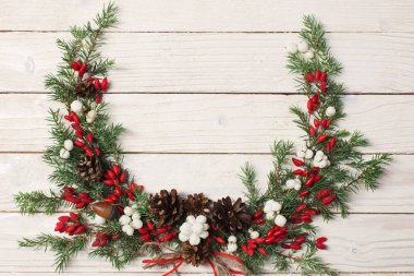 Beyaz ahşap arka planda Noel çelengi