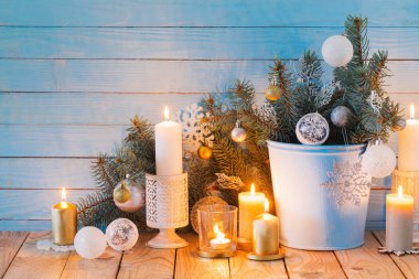 Mavi ahşap arka planda beyaz Noel süslemeleri 