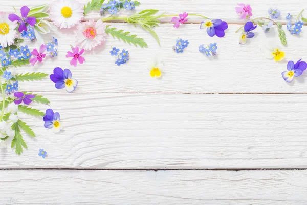 Belas flores em fundo de madeira — Fotografia de Stock