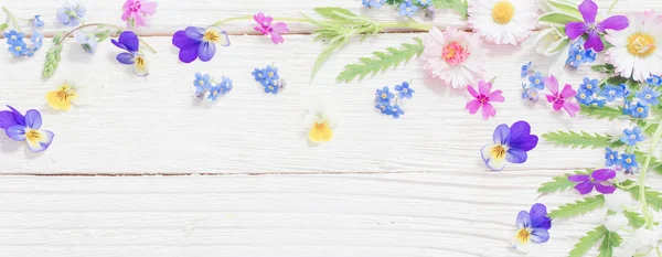 Красивые цветы на деревянном фоне — стоковое фото