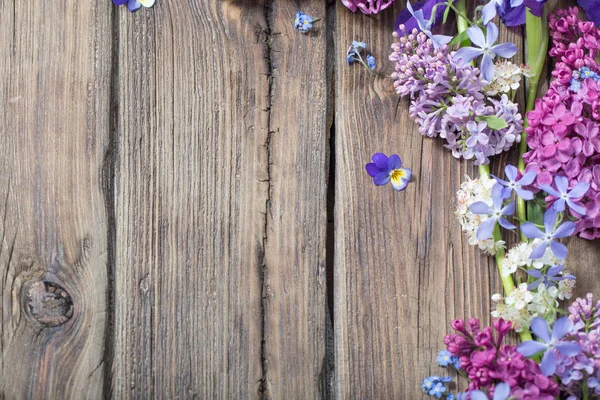 Fleurs de printemps sur vieux fond en bois — Photo